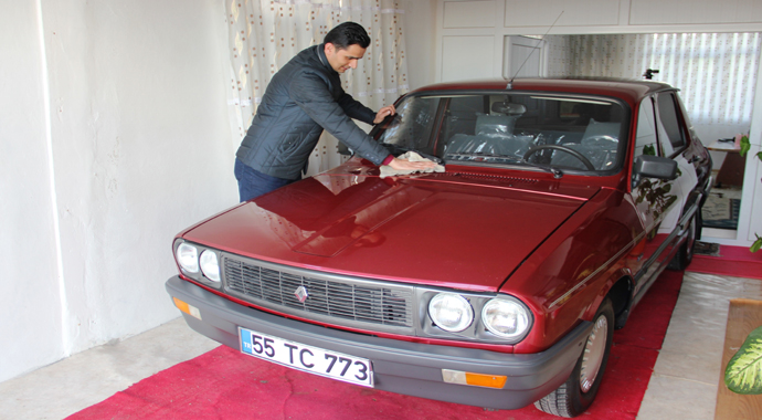 Otomobiline evinde bakan adam görenleri şaşkına çevirdi