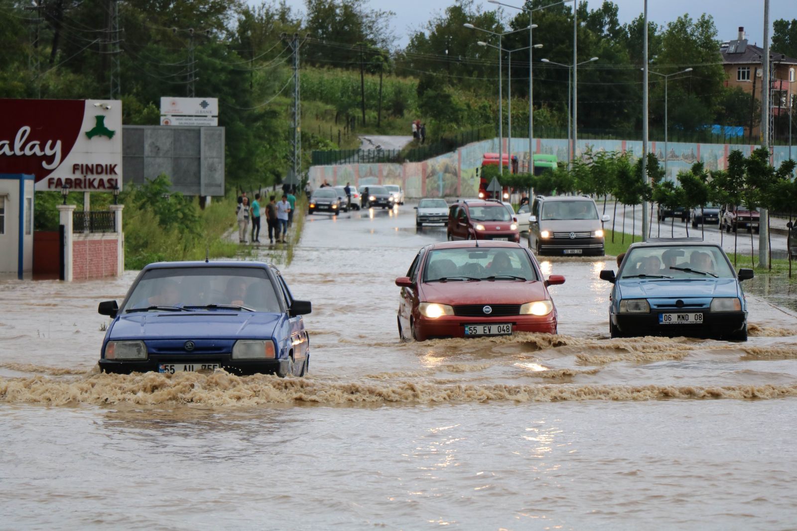Aniden gelen sel bir ilçeyi yuttu: 2 kişi öldü