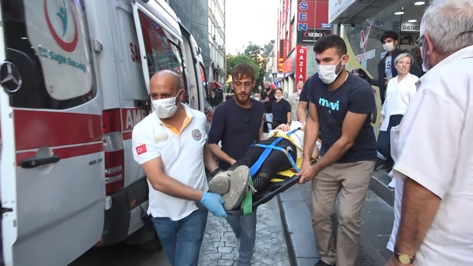 Geri viteste pedalı taktı kendini dükkanın içinde buldu! 1 yaralı