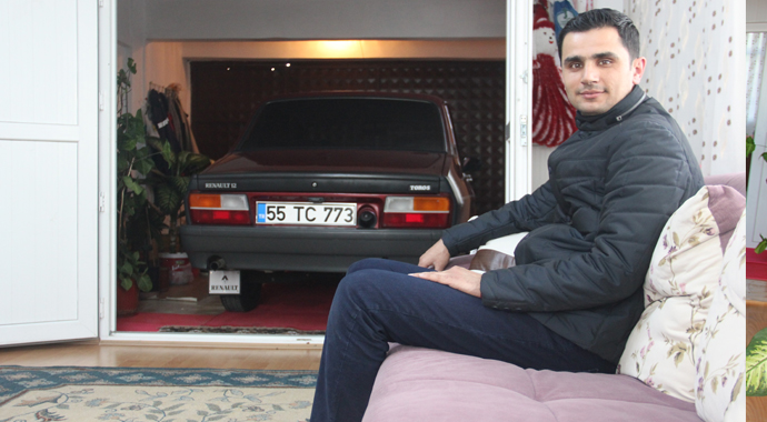 Otomobiline evinde bakan adam görenleri şaşkına çevirdi
