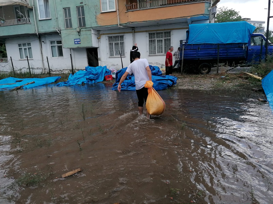 Şiddetli yağış su baskınlarına yol açtı: Yollar göle döndü