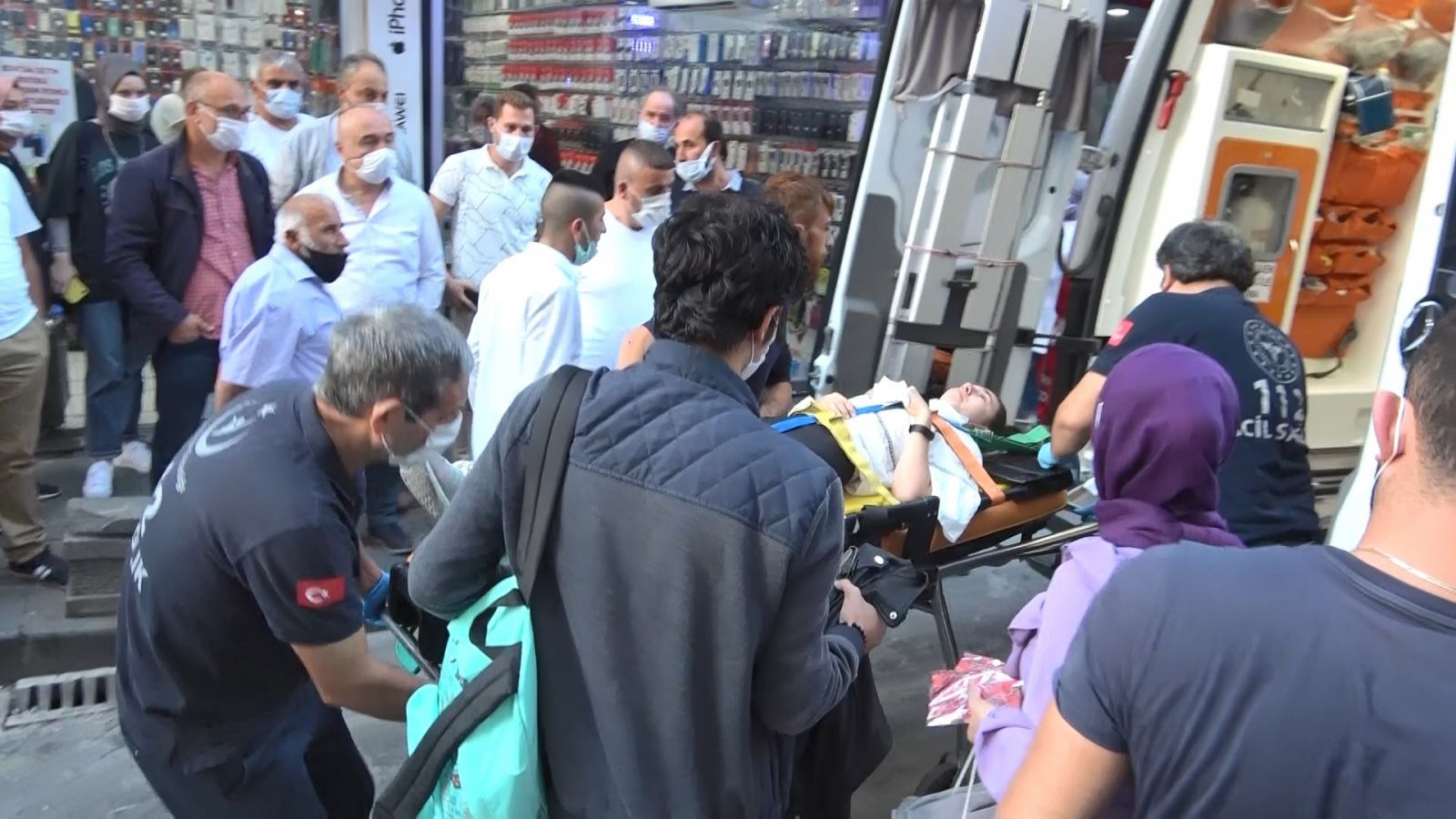 Geri viteste pedalı taktı kendini dükkanın içinde buldu! 1 yaralı
