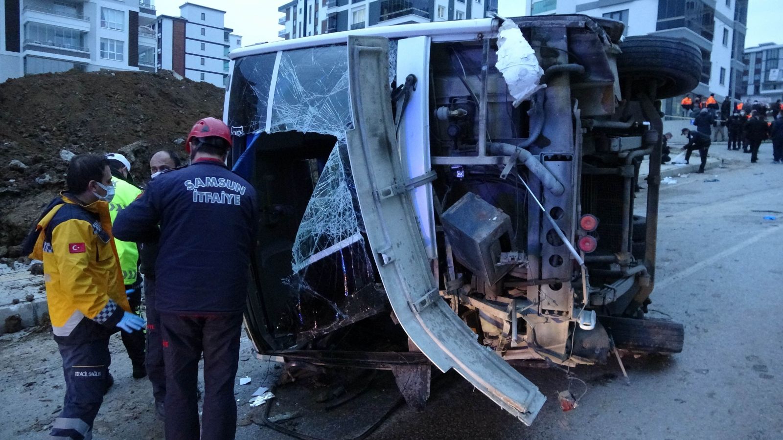 Belediyenin işçi servisi aracı devrildi: 2 ölü, 20 yaralı
