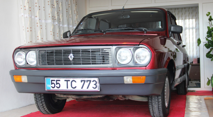 Otomobiline evinde bakan adam görenleri şaşkına çevirdi
