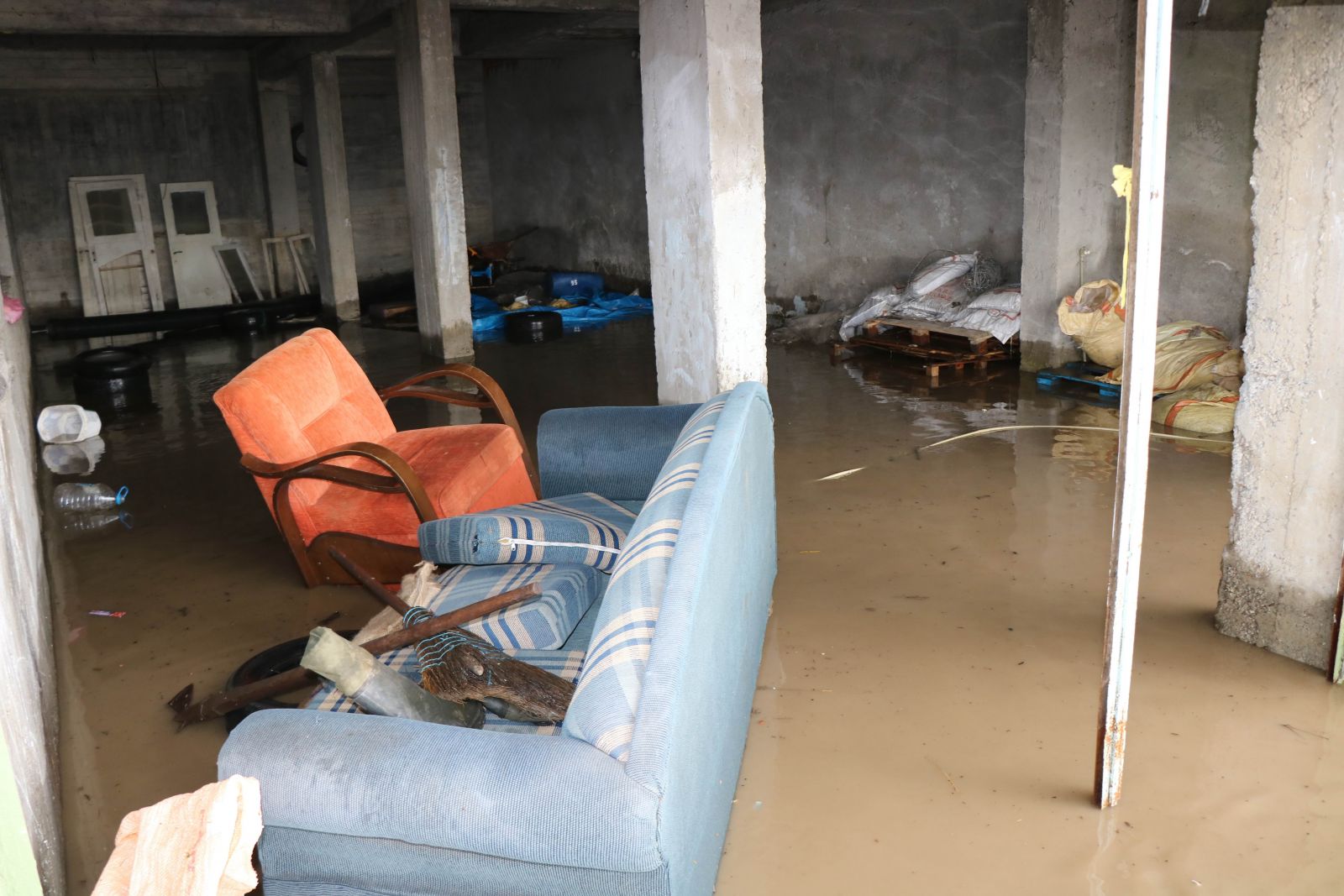 Aniden gelen sel bir ilçeyi yuttu: 2 kişi öldü