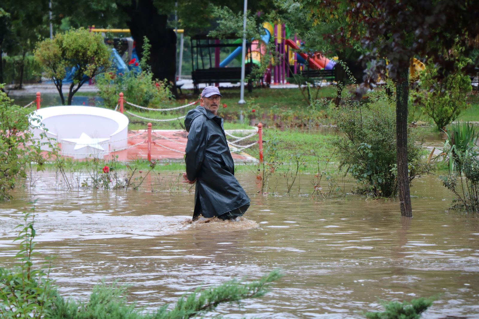 Aniden gelen sel bir ilçeyi yuttu: 2 kişi öldü