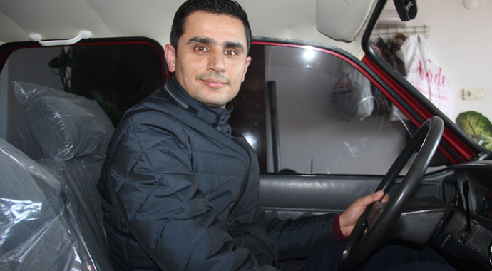 Otomobiline evinde bakan adam görenleri şaşkına çevirdi