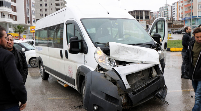 Hastane servis minibüsü ile otomobil çarpıştı: 1 yaralı