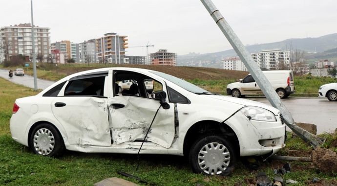 Hastane servis minibüsü ile otomobil çarpıştı: 1 yaralı