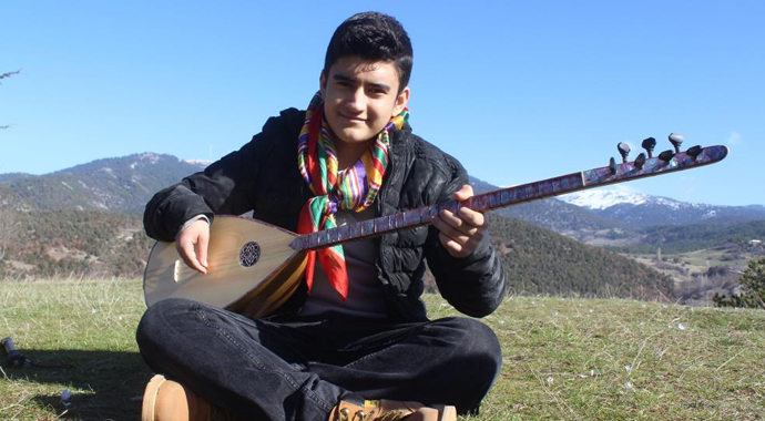 Engeli engel olamadı! 3 parmağıyla bağlama çalan genç, usta sanatçılara taş çıkartıyor
