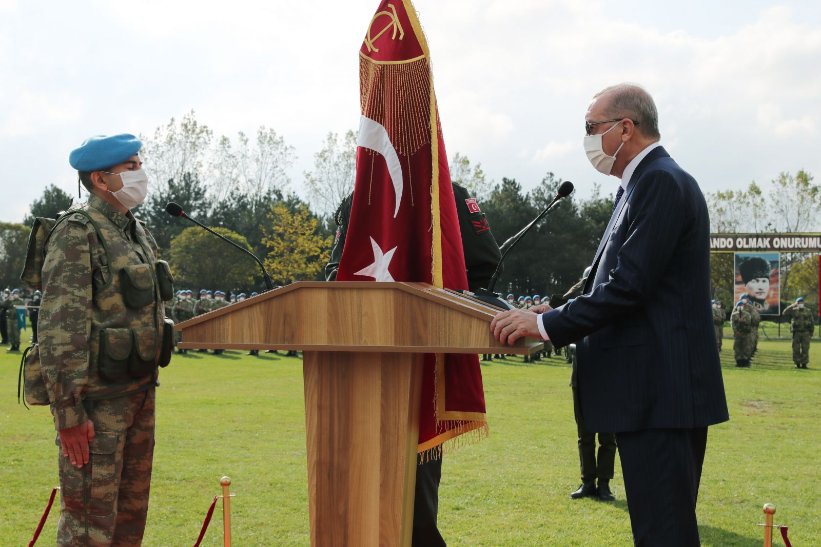 Cumhurbaşkanı Erdoğan komandolara sancaklarını teslim etti