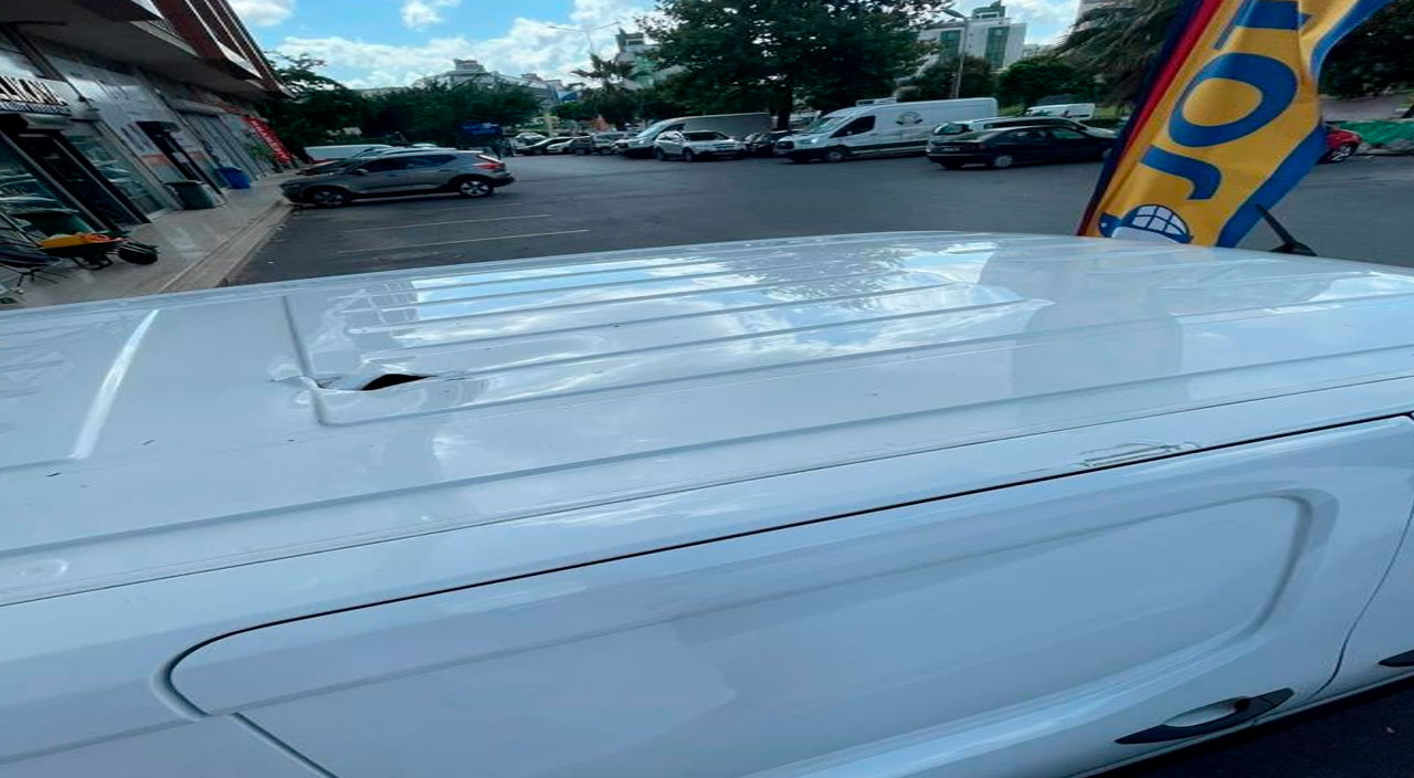 Kuvvetli rüzgarda çatıdan uçtu ok gibi araca saplandı: Yoldan geçen vatandaş kıl payı kurtuldu