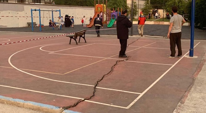 Sancaktepe'de parkta korkutan çatlaklar