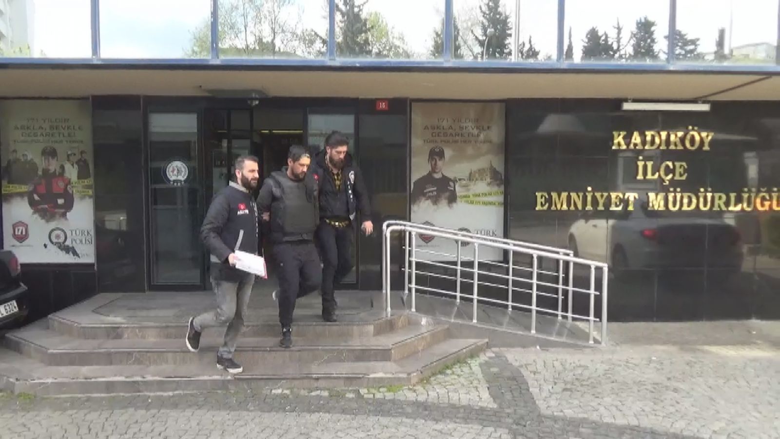 Eşini vurup hastane önüne bıraktı