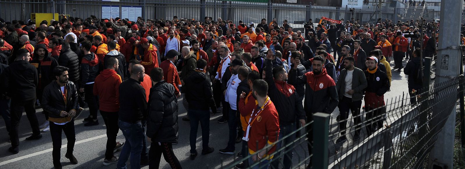 Galatasaraylı taraftarlar stada geldi