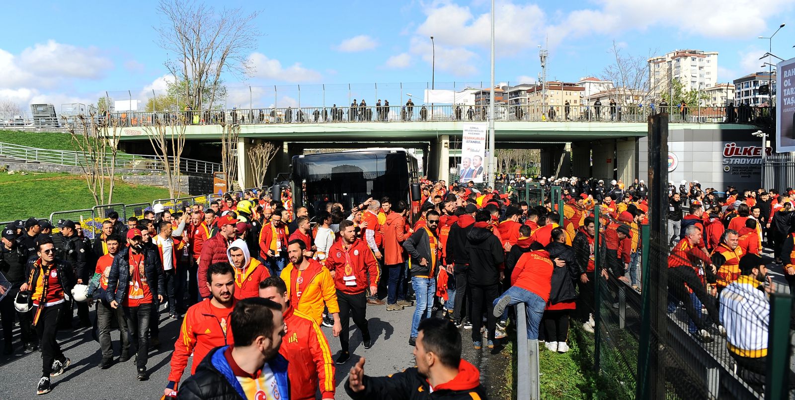 Galatasaraylı taraftarlar stada geldi