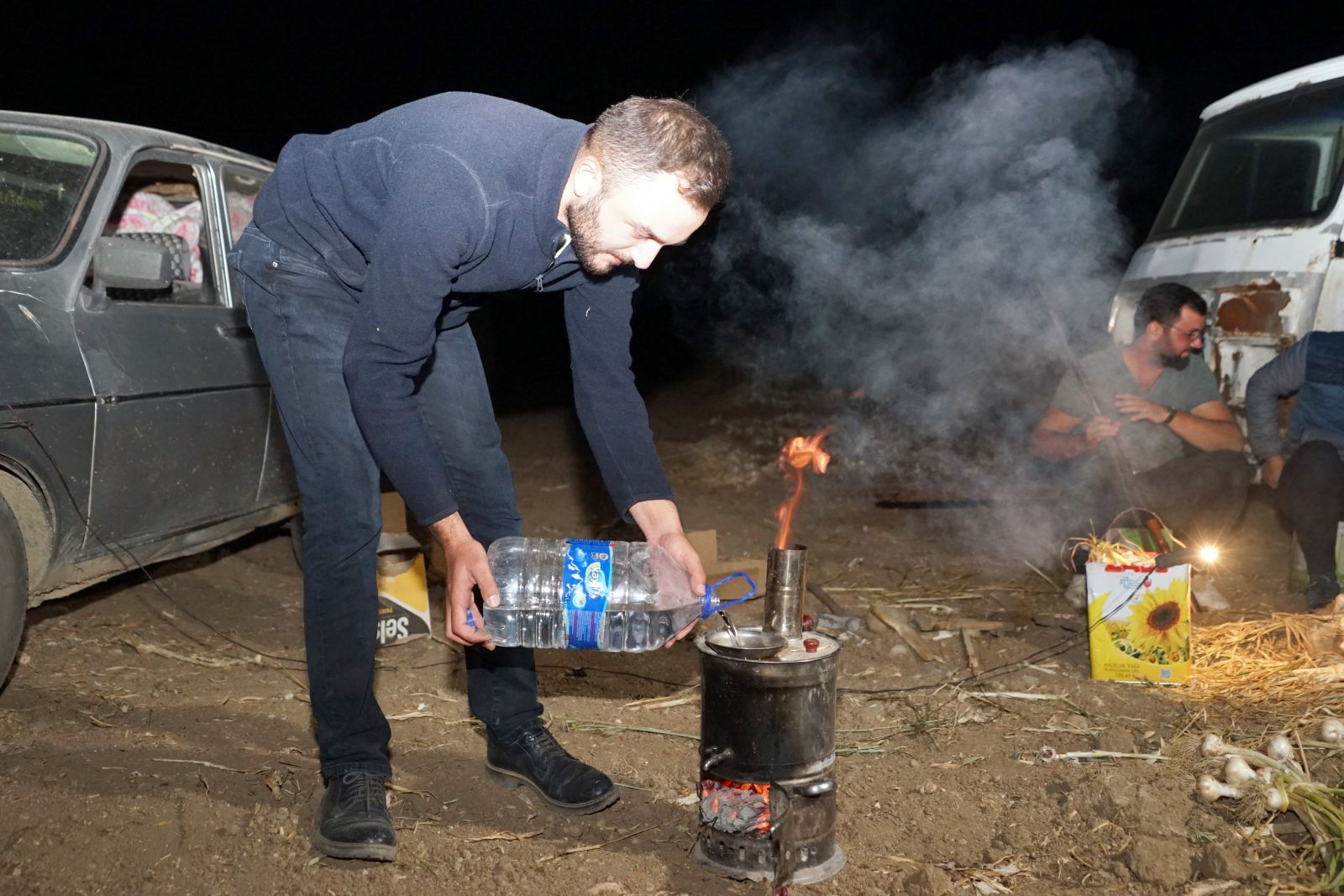 Gündüz hasadını yaptıkları sarımsağın, gece de silahla nöbetini tutuyorlar