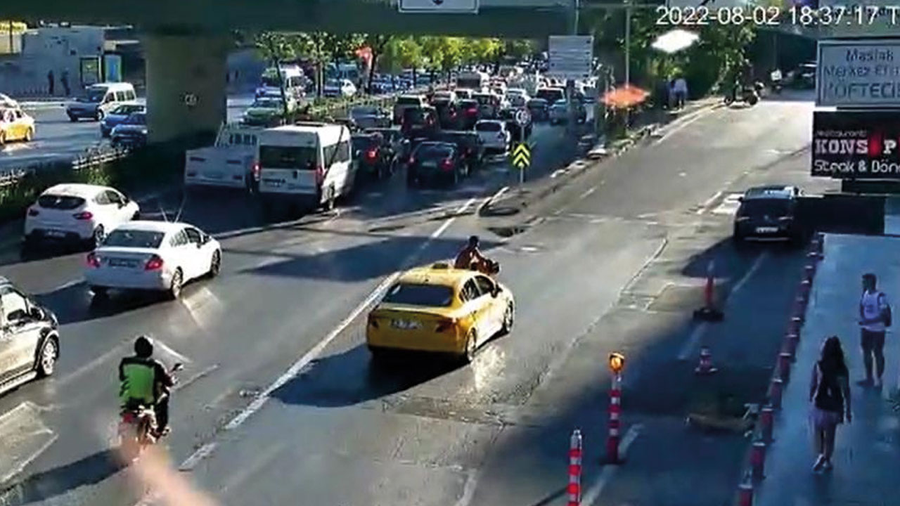 Akan trafikte şaşkına çeviren olay: Kaçmasın diye kaputuna oturdu, kelle koltukta gitti