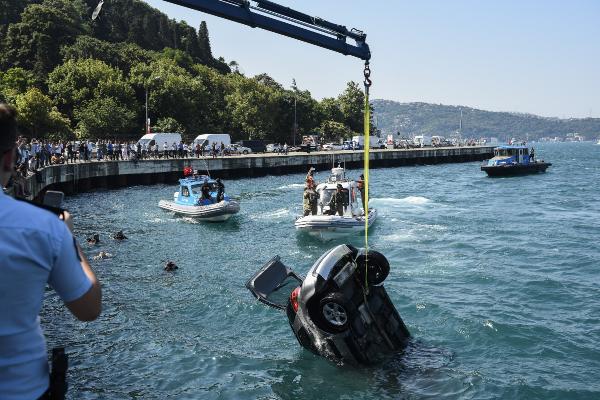 Sarıyer'de otomobil denize uçtu Sarıyer'de otomobil denize uçtu