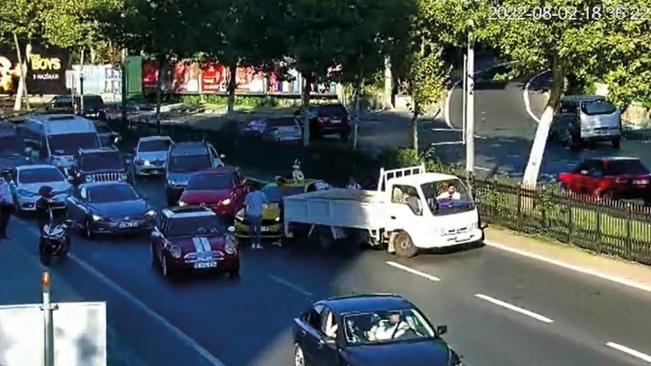 Akan trafikte şaşkına çeviren olay: Kaçmasın diye kaputuna oturdu, kelle koltukta gitti