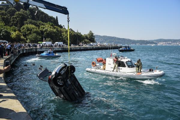Sarıyer'de otomobil denize uçtu Sarıyer'de otomobil denize uçtu