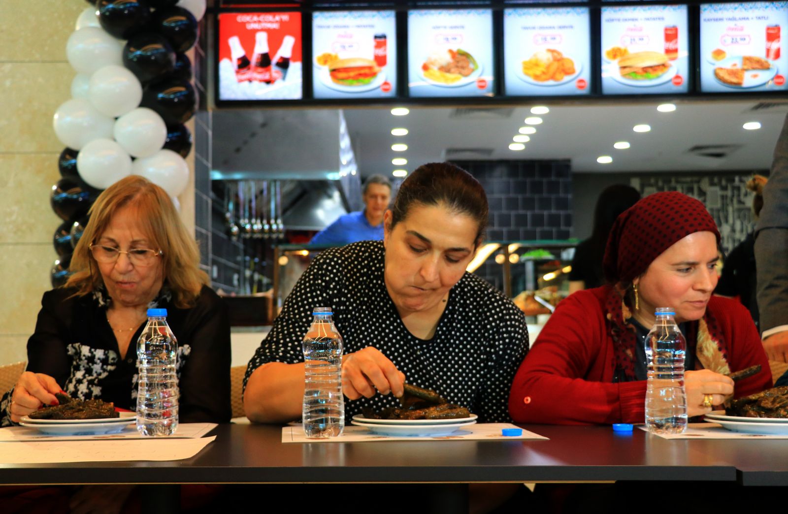 1 dakikada 20 yaprak sarma yiyip yarım altın kazandı