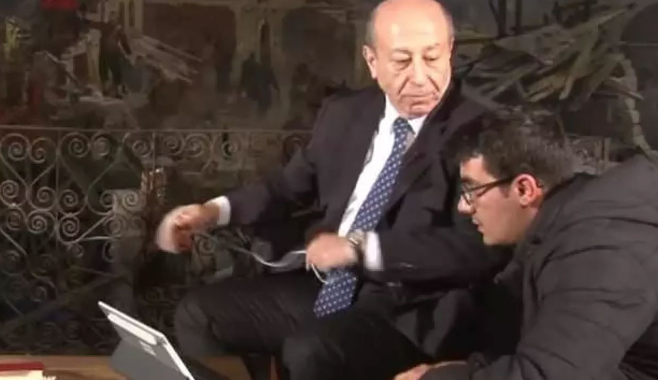 Terbiye özürlü gazeteci bozuntusu: Muharrem Sarıkaya canlı yayında İHA kameramanına saldırdı