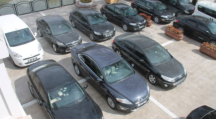 Makam kapısını söktüren başkan, müdürlerin araçlarını toplattı