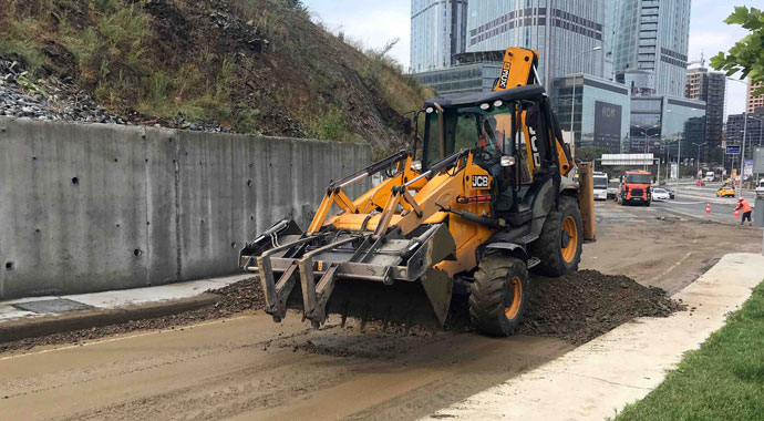 Sarıyer’de toprak kaydı, yol trafiğe kapandı