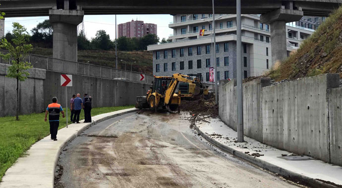 Sarıyer’de toprak kaydı, yol trafiğe kapandı
