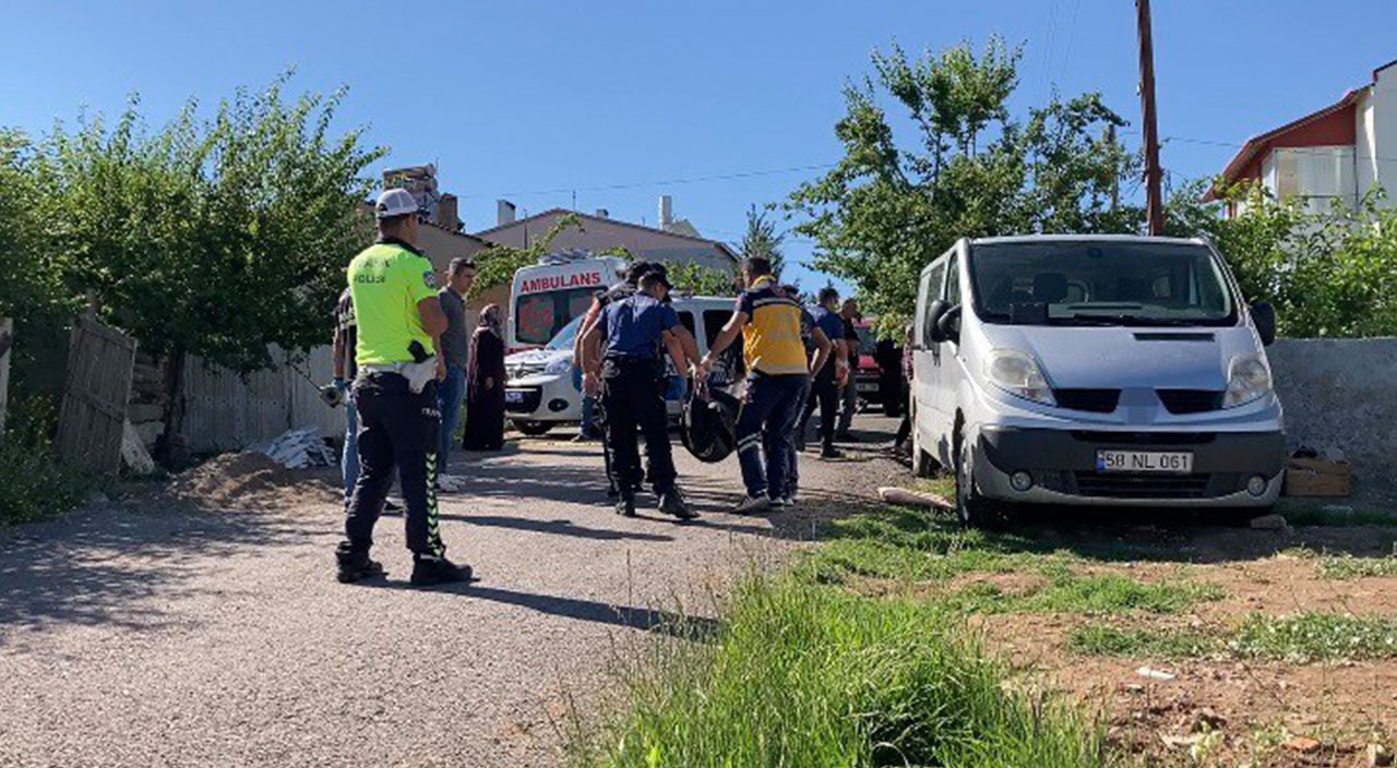 Sivas'ta acı ölüm! Geri manevra yaparken annesini ezdi