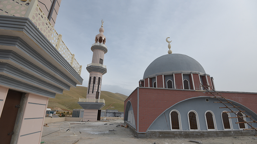 Süleymaniye'deki tüm camilerin süslemesi ona emanet