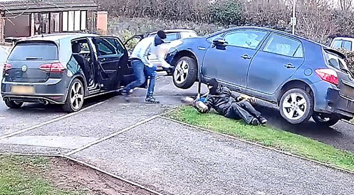 Arabada ilginç hırsızlık: Kataliktik dönüştürücüsünü çaldılar