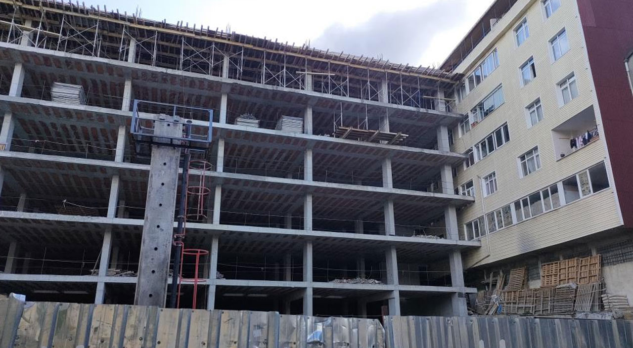 Şişli’de ilginç görüntü: Bina apartmana dayandı sebebi 40 yıl öncesinden çıktı