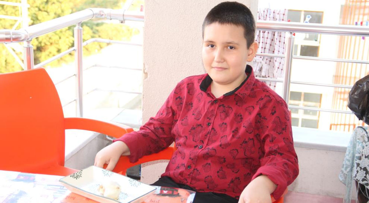 Sarımsak bağımlısı Muhammed Mücteba: Leblebi gibi tüketiyor, yemediği zaman ağlıyor…