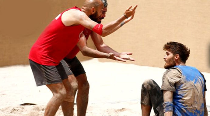 Survivor'da yarışmacılar birbirine girdi! Bir kişi oyundan diskalifiye edildi