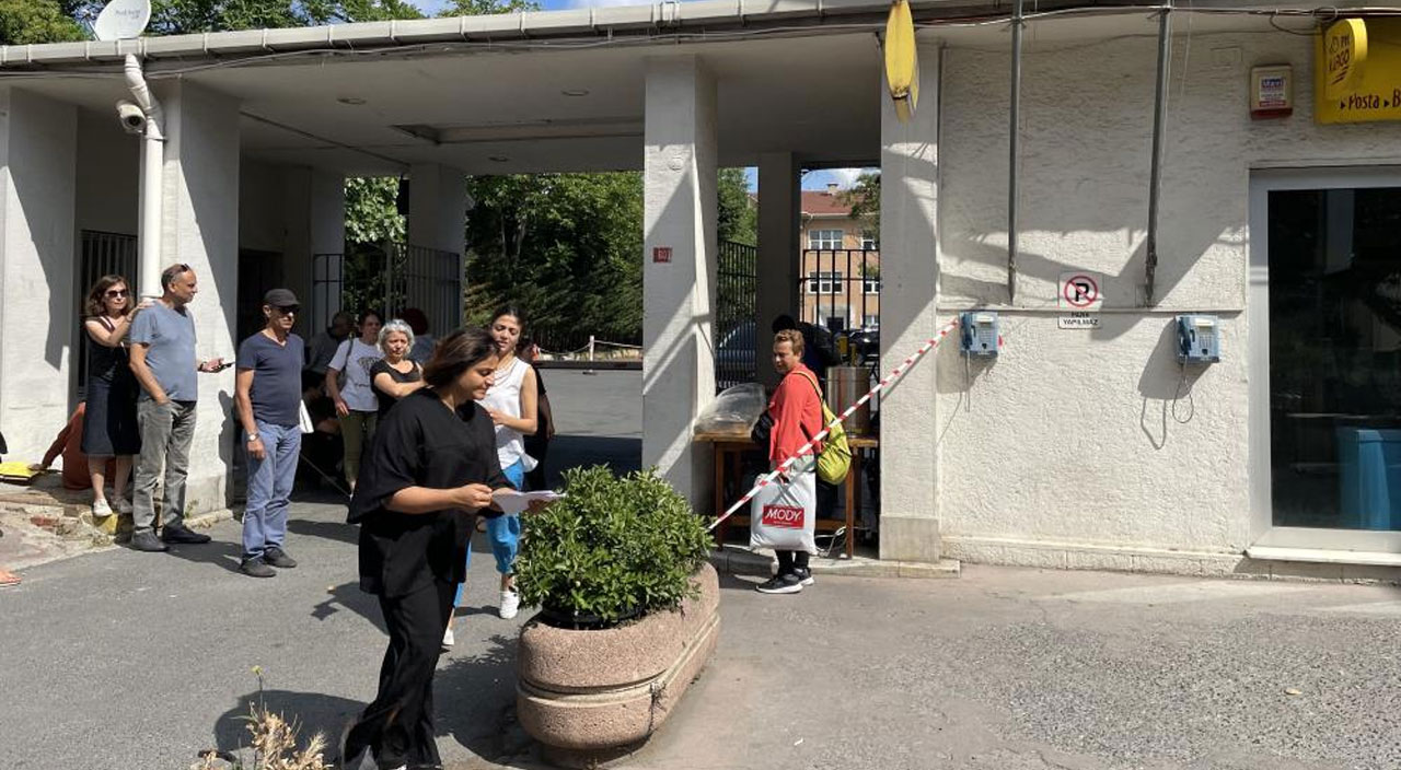 Okula gelip sınava girmekten vazgeçen öğrenciyi vatandaşlar ikna etti