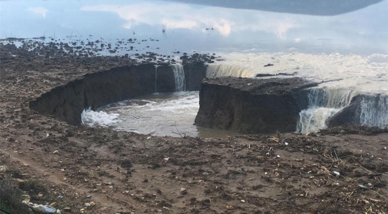 Menderes'te yağmur sularının biriktiği arazide derin çatlak oluştu
