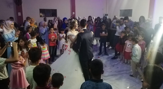 Antalyalı astsubay, Sasonlu aşiret kızıyla Kürtçe halaylar eşliğinde evlendi