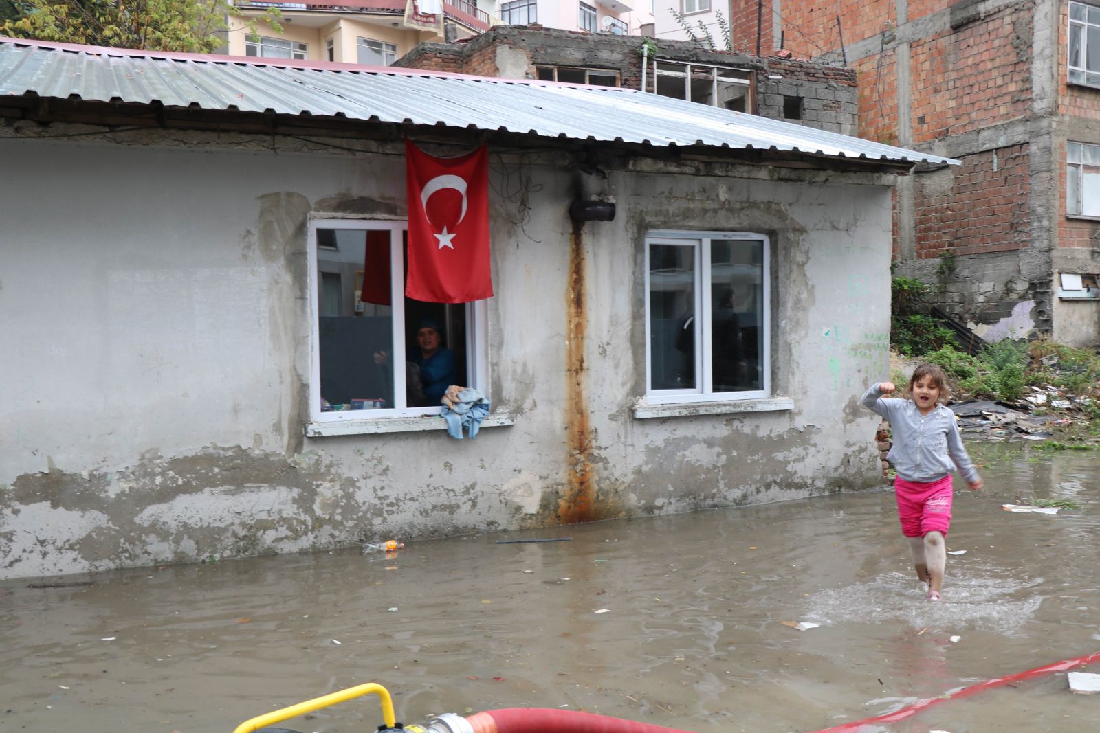 Samsun'u sağanak vurdu! 5 ev kullanılamaz hale geldi