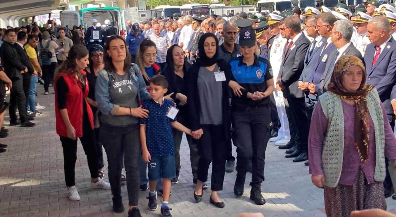 Şehit polise acı veda! Bakan Soylu Mersin şehidi için düzenlenen törende gözyaşlarına tutamadı Şehit polise acı veda! Bakan Soylu Mersin şehidi için düzenlenen törende gözyaşlarına tutamadı