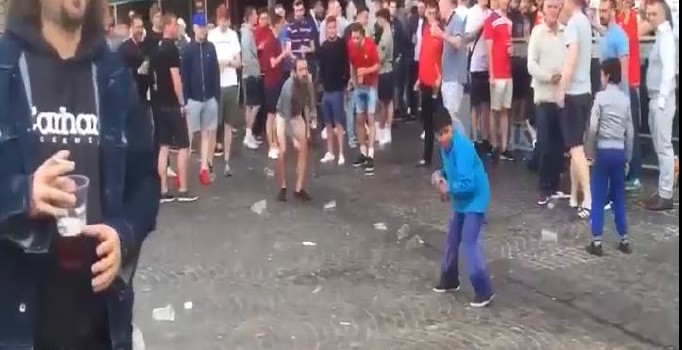 İngiliz holiganlardan insanlık ayıbı!
