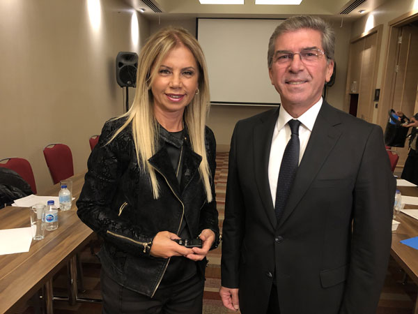 Gözündeki beyaz lekeye dikkat