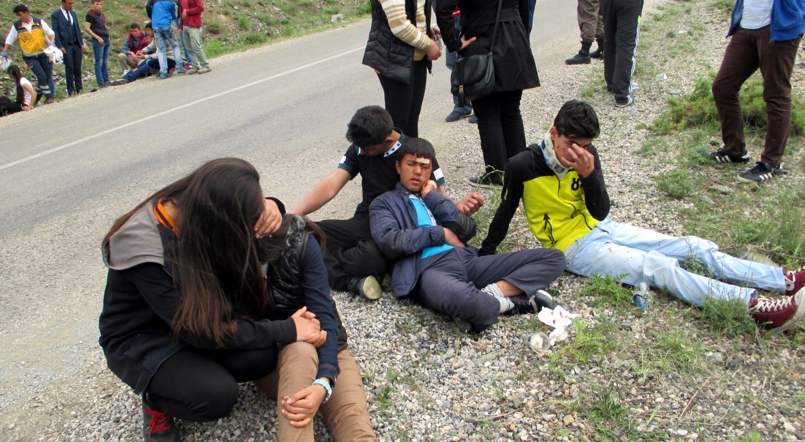 Öğrencileri taşıyan tur otobüsü uçuruma yuvarlandı: 1 ölü, 26 yaralı