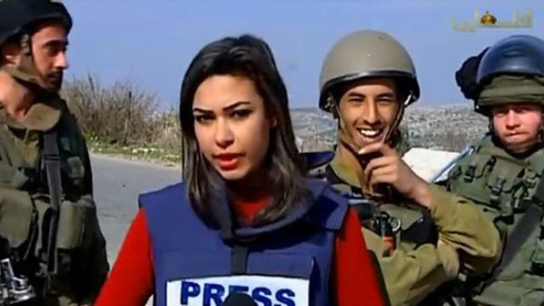 İsrail askerinden Filistinli kadın muhabire çirkin taciz İsrail askerinden Filistinli kadın muhabire çirkin taciz