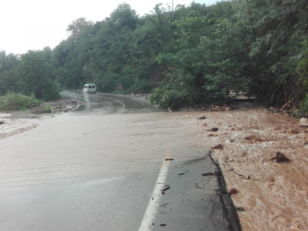 Ordu’da dere taştı, yol ulaşıma kapandı