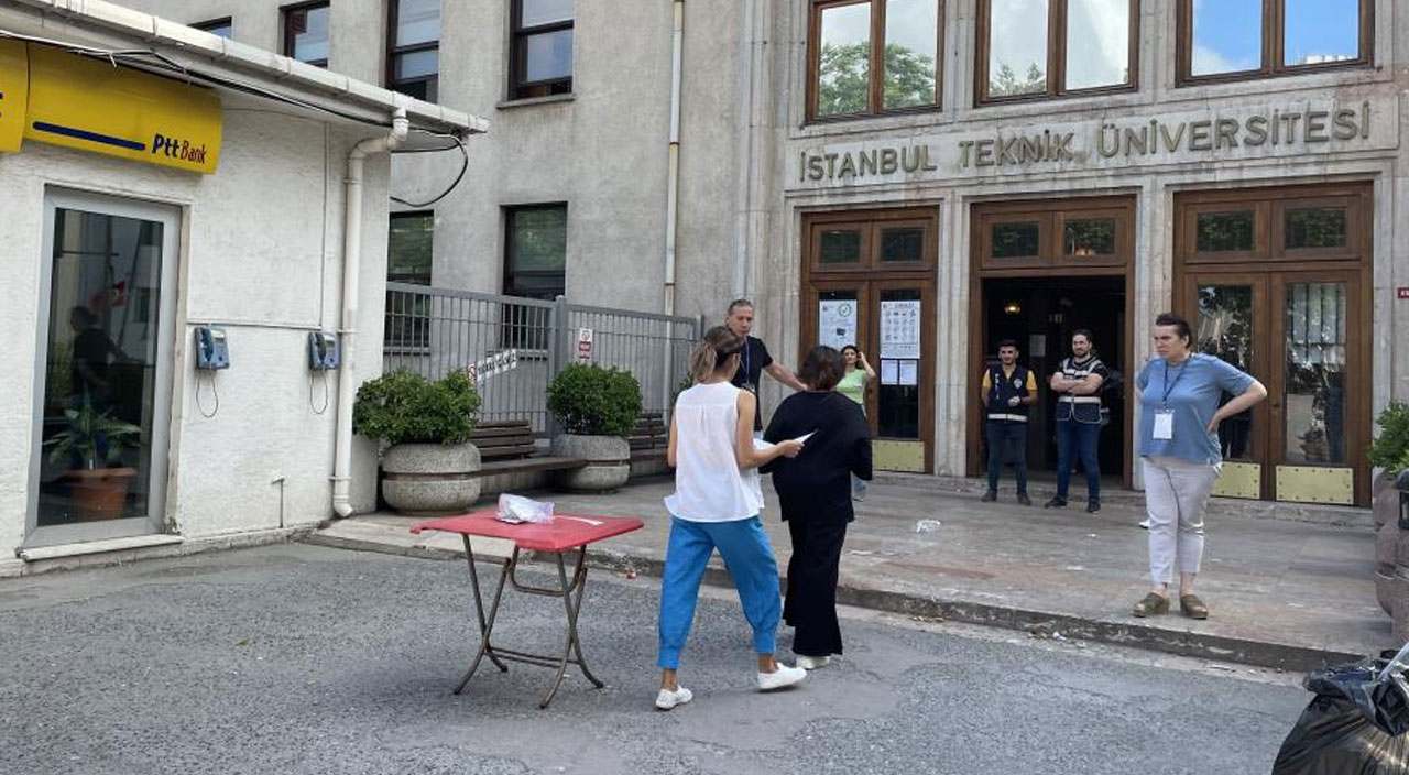 Okula gelip sınava girmekten vazgeçen öğrenciyi vatandaşlar ikna etti Okula gelip sınava girmekten vazgeçen öğrenciyi vatandaşlar ikna etti