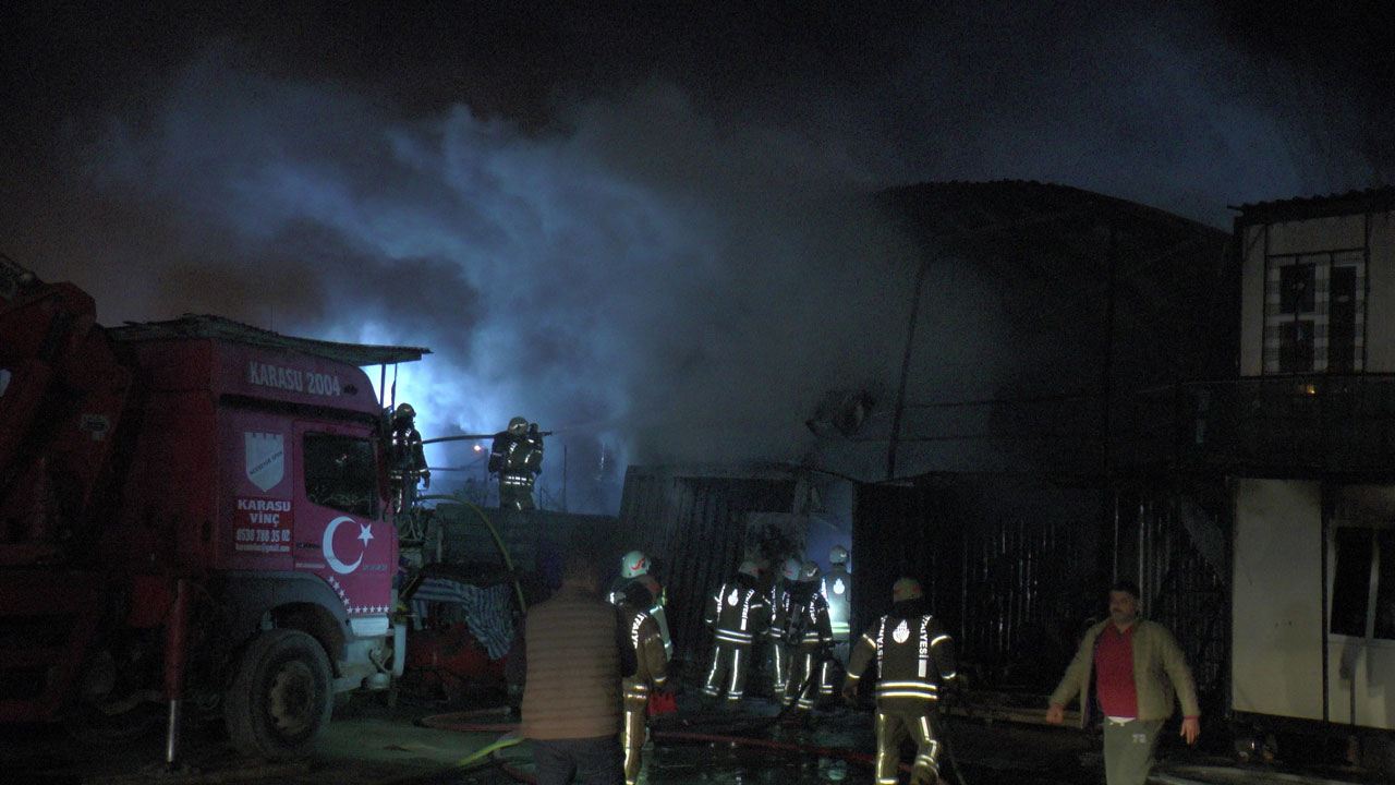 Ümraniye'de akaryakıt deposu bulunan iş yerinde yangın