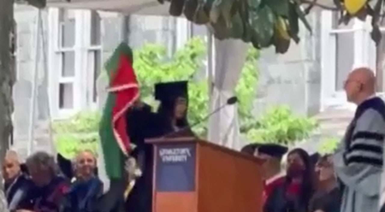 Filistinli genç kız mezuniyet törenine katılan Blinken’ın elini sıkmadı