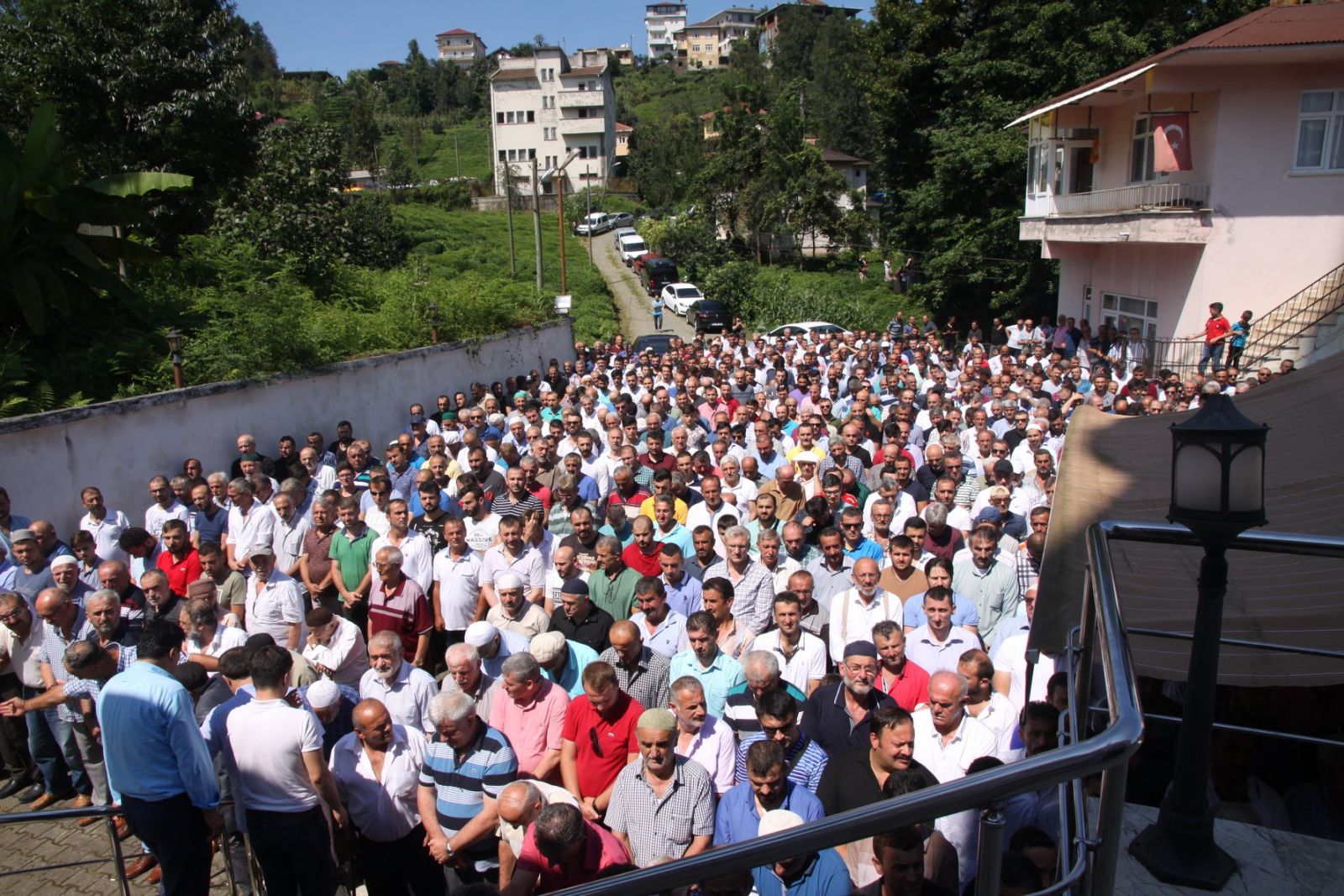Rizeli türkücü Ahmet Çakar son yolculuğuna uğurlandı